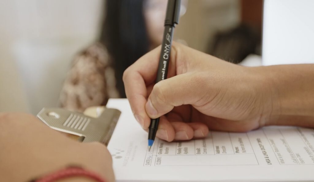 Persona completando un formulario de solicitud de inmigración canadiense