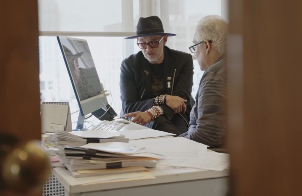 Consultor de inmigración revisando documentos del permiso de trabajo LMIA con un cliente en la oficina de Megrez en Vancouver